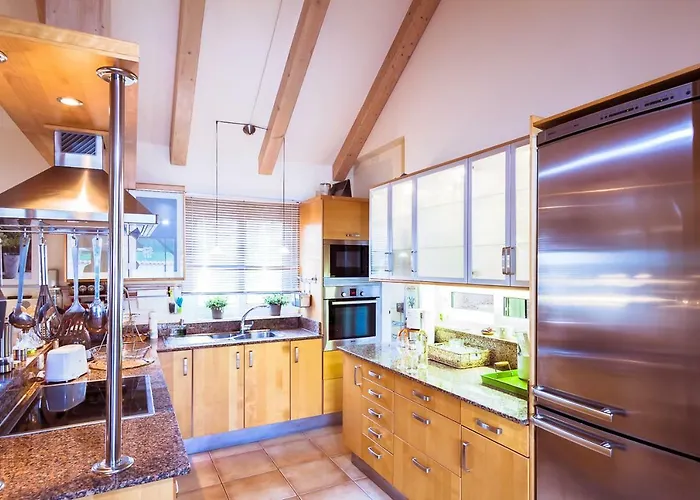 Hibiscus Centrum Private Pool Family Villa